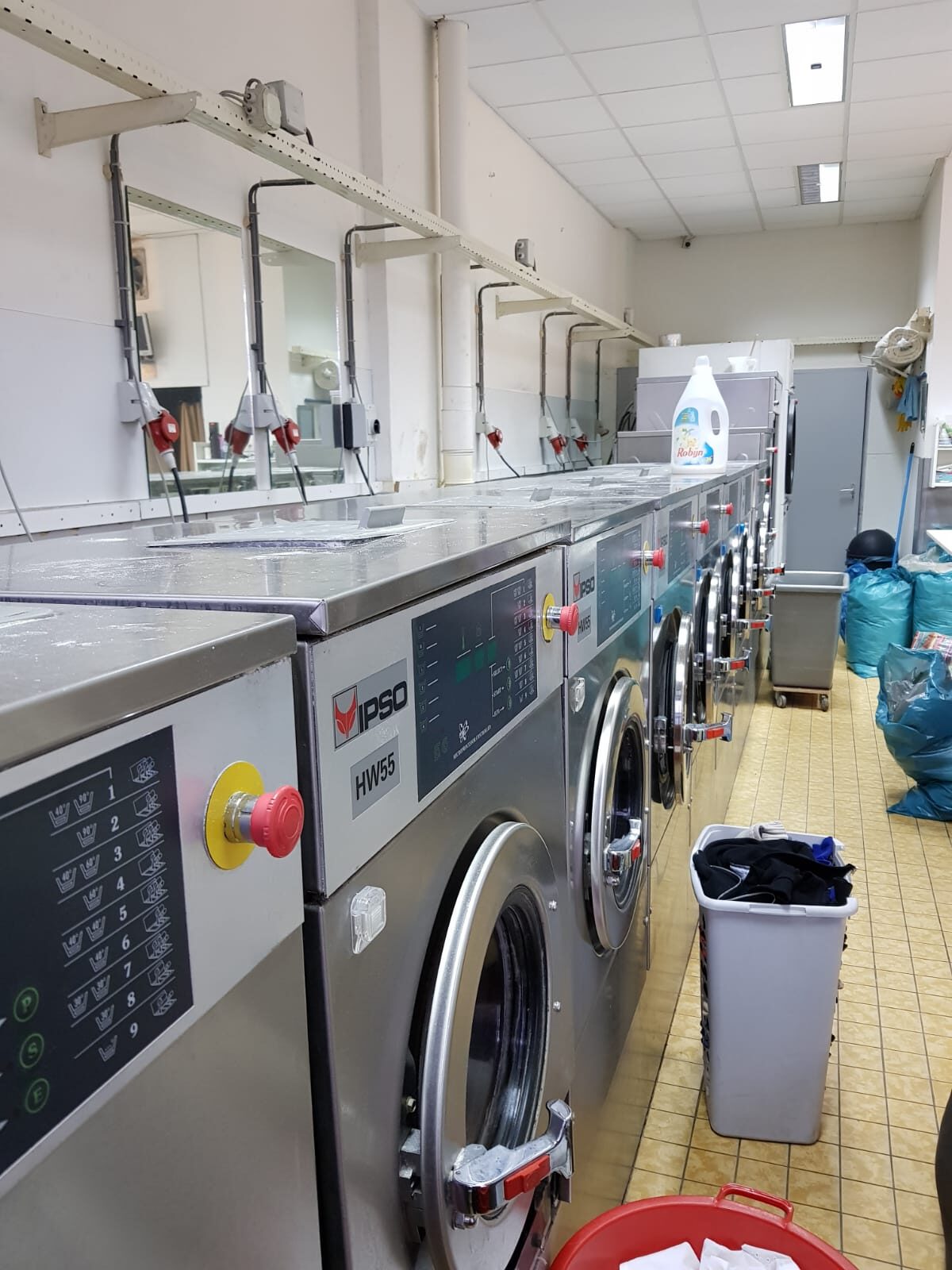 Rij professionele wasmachines in de wasserette